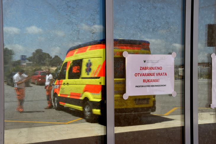 Ulaz u hitan bolnički prijem (Snimio Milivoj Mijošek)