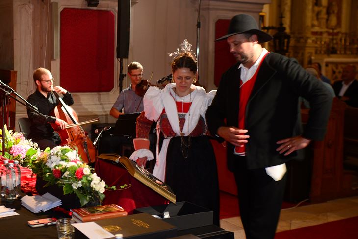 Knjigu su do oltara donijeli članovi folklornih društava (Snimio Dejan Štifanić)
