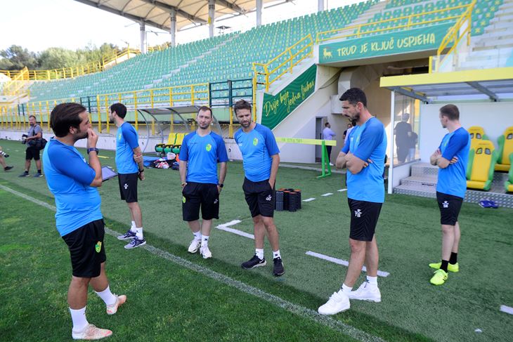OČEKUJE IH JOŠ PUNO POSLA - Trener Gonzalo Garcia sa suradnicima (snimio Dejan ŠTIFANIĆ)
