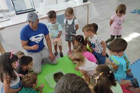 Biolog Nenad Iveša djeci u vrtiću Vrtuljak predstavio je organizme koji žive u našem moru