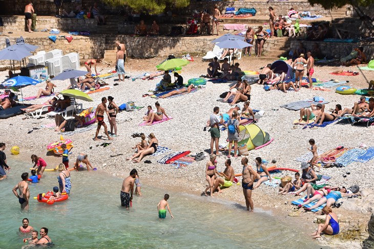 Pulske plaže su pune turista  (snimio Duško MARUŠIĆ ČIČI)