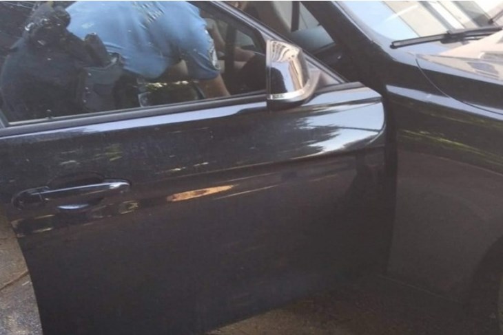 Policajka spašava bebu (foto Regional Express)