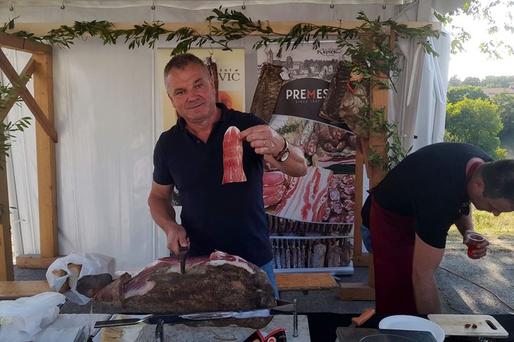 Poznati pršutar Mladen Dujmović sa štabelon fetom pršuta (Snimio Anđelo Dagostin)