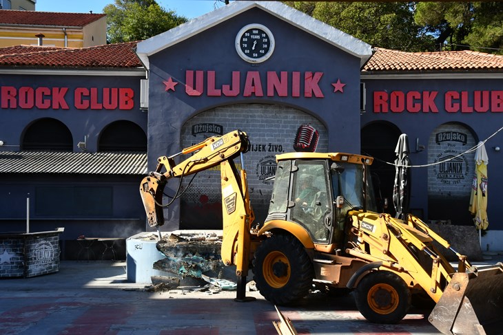 Uljanik Standard je prošli tjedan rušio vanjsku pozornicu ispred Uljanika (snimio Milivoj MIJOŠEK)