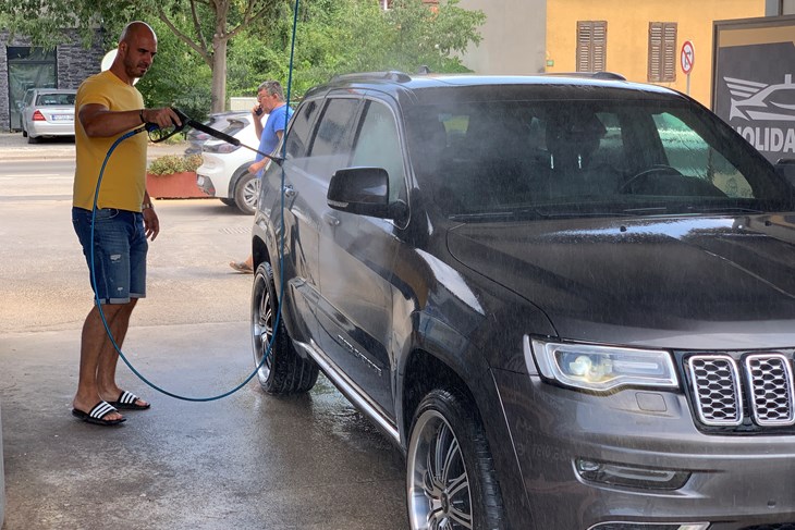Sandro Želesko bio je jedan od stotina korisnika usluge autopraonica koje su mogle raditi jer imaju svoju vodu