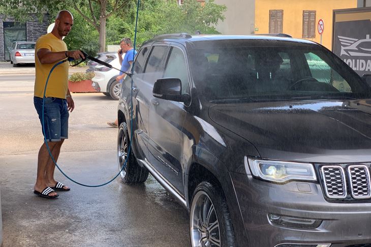 Sandro Želesko bio je jedan od stotina korisnika usluge autopraonica koje su mogle raditi jer imaju svoju vodu