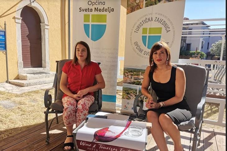 Bianca Dagostin (lijevo) nova direktorica TZ Sveta Nedelja, desno Irene Franković (Snimio Branko Biočić)