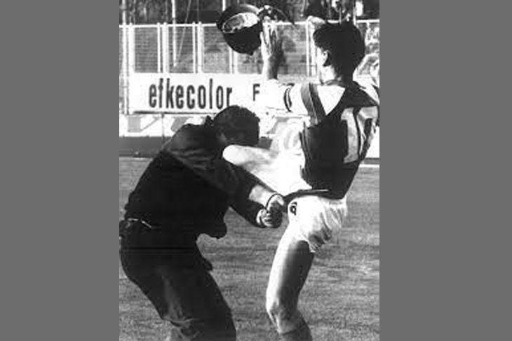 Napad Zvone Bobana na policajca na utakmici Dinamo - Zvezda 13. svibnja 1990.