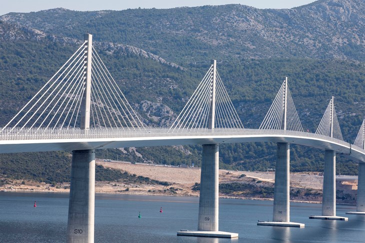 Pelješki most premošćuje Malostonski zaljev između Komarne na kopnu i Brijeste na poluotoku Pelješcu (foto: Vladimir Dugandžić/CROPIX )