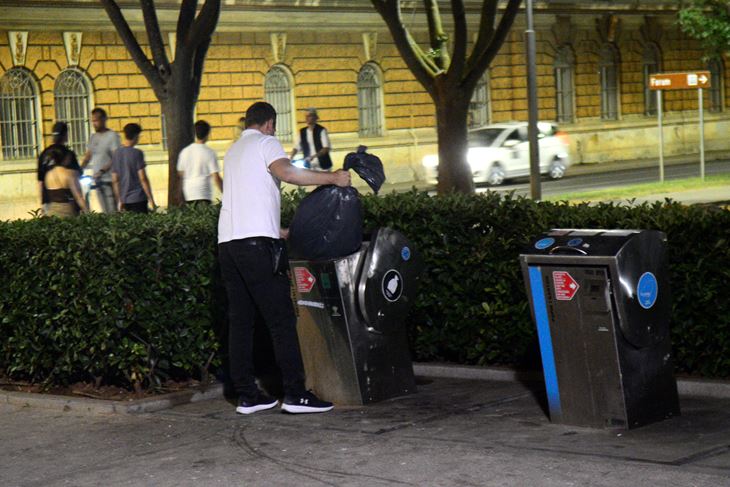 Tijekom akcije svi nadzirani Puljani i turisti su pravilno odlagali otpad u podzemne spremnike za komunalni otpad (snimio Dejan ŠTIFANIĆ)