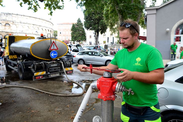 Radnici Herculanee crpe vodu iz izvora na Karolini (snimio Dejan ŠTIFANIĆ)