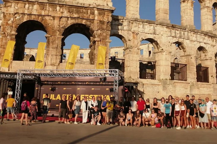 Polaznici škole ispred Arene