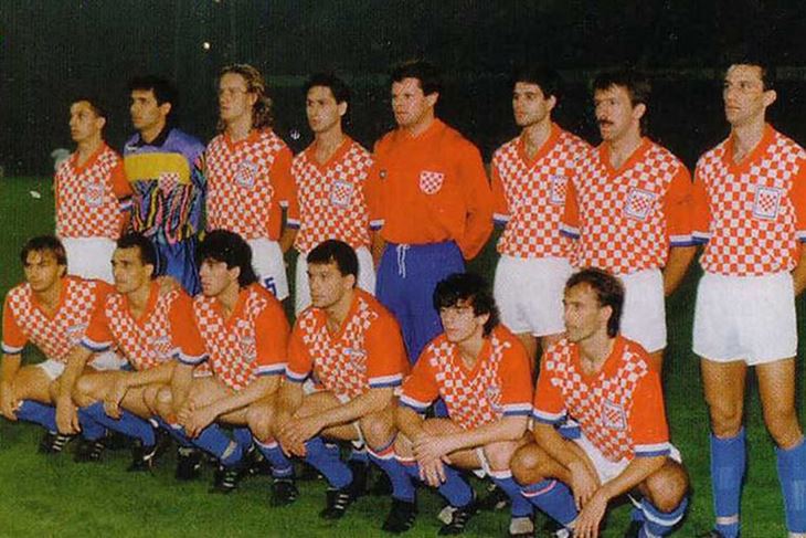 U prvoj hrvatskoj reprezentaciji nastupili su Dražen Ladić, Zoran Vulić, Drago Čelić, Darko Dražić, Vlado Kasalo, Saša Peršon, Kujtim Shala, Zlatko Kranjčar, Ivan Cvjetković, Aljoša Asanović, Marko Mlinarić, a zaigrali su i Tonči Gabrić, Gregor Židan te Mladen Mladenović. Izbornik je bio Dražan Jerković, a Hrvatska je golovima Asanovića i Cvjetkovića slavila 2:1 protiv SAD-a (Foto: Jabuka.tv)