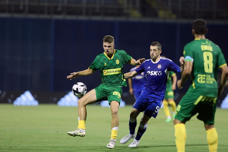 POSEBAN OSJEĆAJ - Marin Žgomba u duelu s Arijanom Ademijem (foto: HINA)