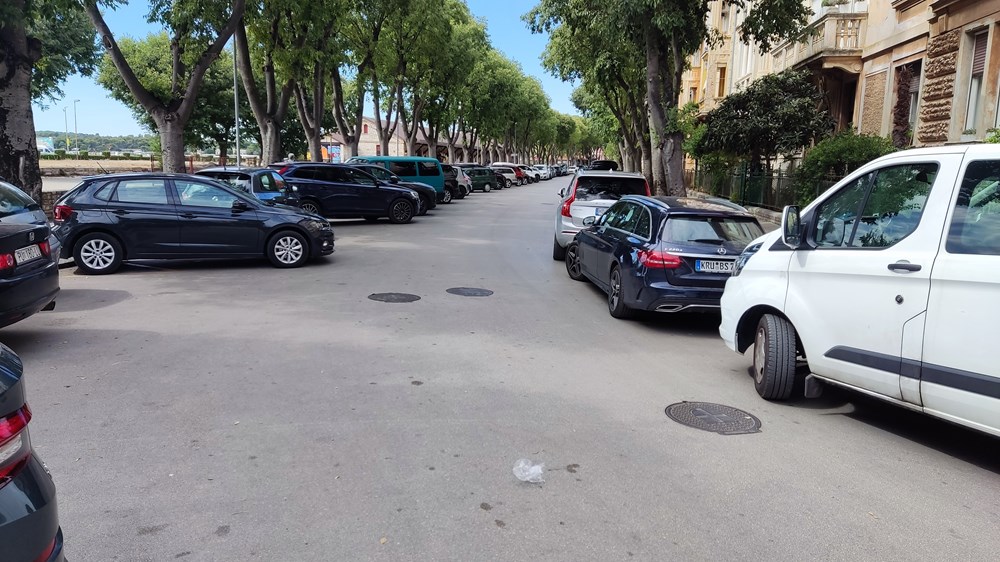 Parkiranje u Kolodvorskoj ulici u Puli - s jedne strane označena parkirna mjesta, a s druge strane... (Foto: čitatelj)