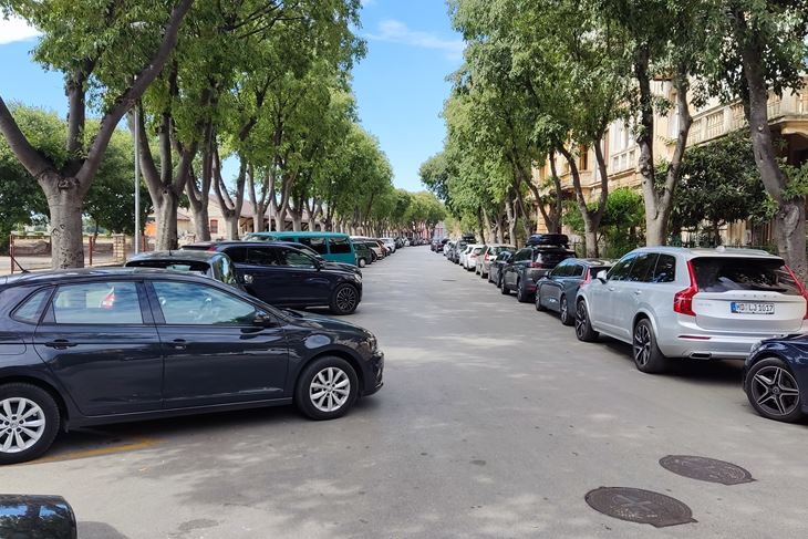 Parkiranje u Kolodvorskoj ulici u Puli - s jedne strane označena parkirna mjesta, a s druge strane... (Foto: čitatelj)