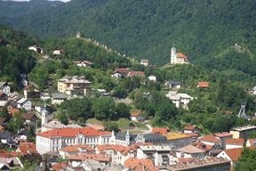 Idrija, gradić u zapadnoj Sloveniji, stiješnjen brdima (Snimila Jelica Fiorido)