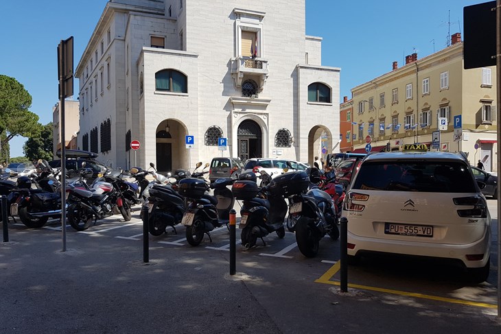 Umjesto taksista neka mjesta na Giardinima dobili su motori 