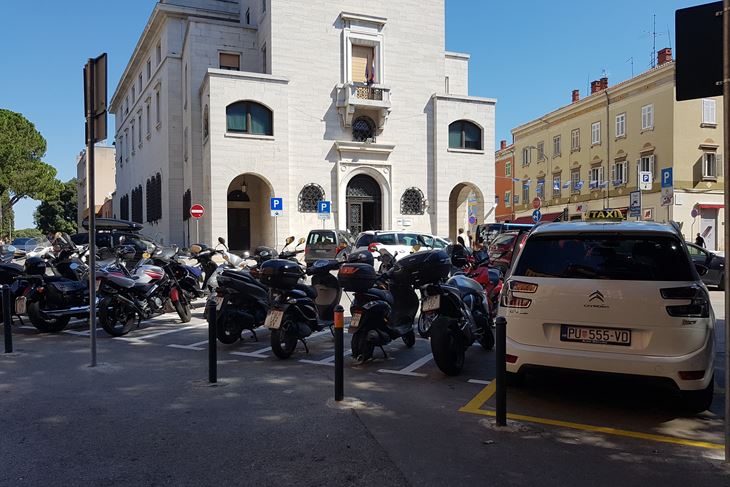 Umjesto taksista neka mjesta na Giardinima dobili su motori 