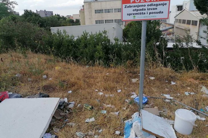 Smeće kod table na Vidikovcu