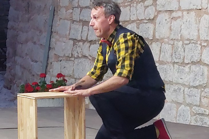 Igor Baksa u predstavi "Palac sim - palac tam" (Snimio Miran Hajoš)