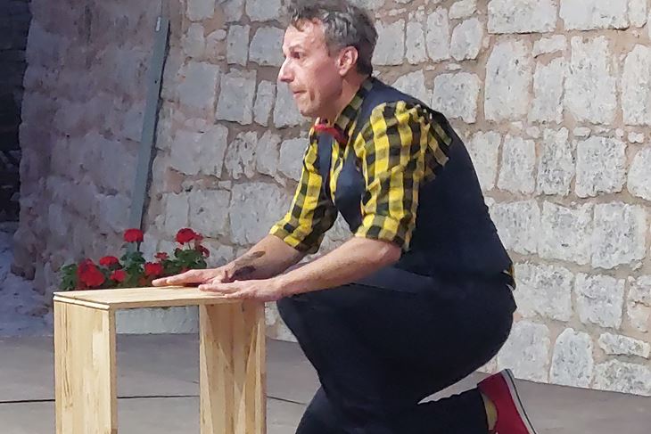 Igor Baksa u predstavi "Palac sim - palac tam" (Snimio Miran Hajoš)