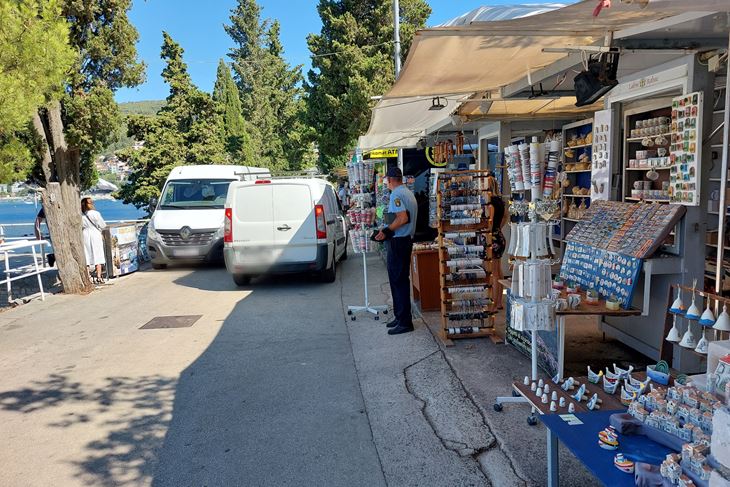 Automobili na rabačkoj šetnici (Snimio Branko Biočić)