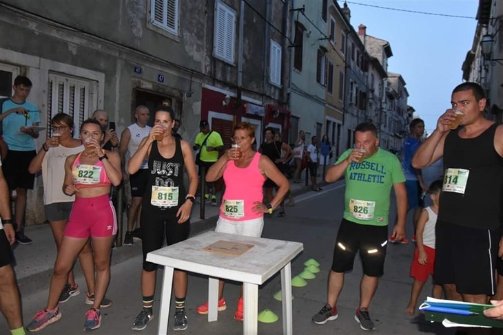 Zadatak je bio istrčati 4x400 metara uz ispijanje 4 pive (Foto: Vodnjanski đir)