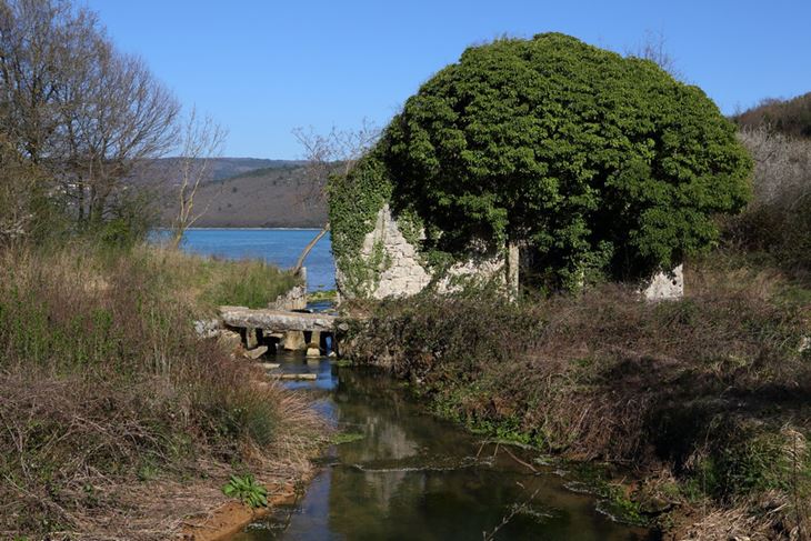 Uvala Blaz podno Barbana u Raškom kanalu bogata je pitkom vodom gotovo na razini mora, a nekad je tu bilo čak pet mlinova