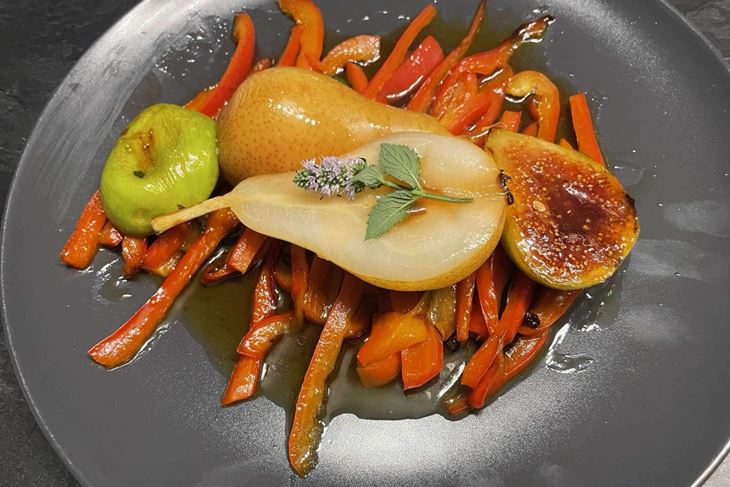 ŠKOLA KUHANJA BY THE OUTLAW CHEF: Kruška na fotelji od smokve i tepihu od paprike