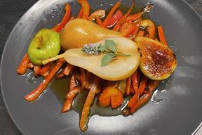 ŠKOLA KUHANJA BY THE OUTLAW CHEF: Kruška na fotelji od smokve i tepihu od paprike
