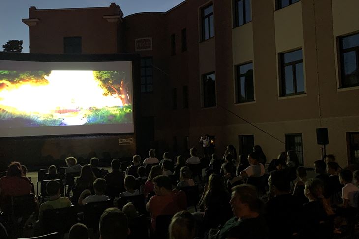 U programu Kino u kvartu u dvorištu OŠ Stoja prikazan je film "Asterix - tajna čarobnog napitka" (Snimio Paulo Gregorović)