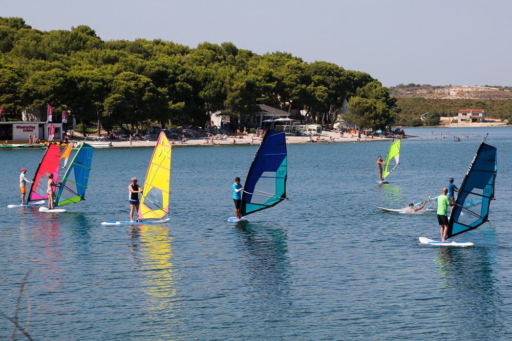 Surferi u Pomeru (foto CROPIX)