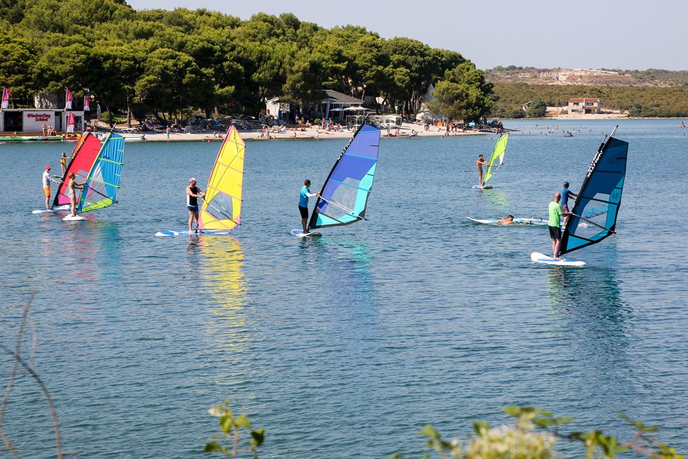 Surferi u Pomeru (foto CROPIX)