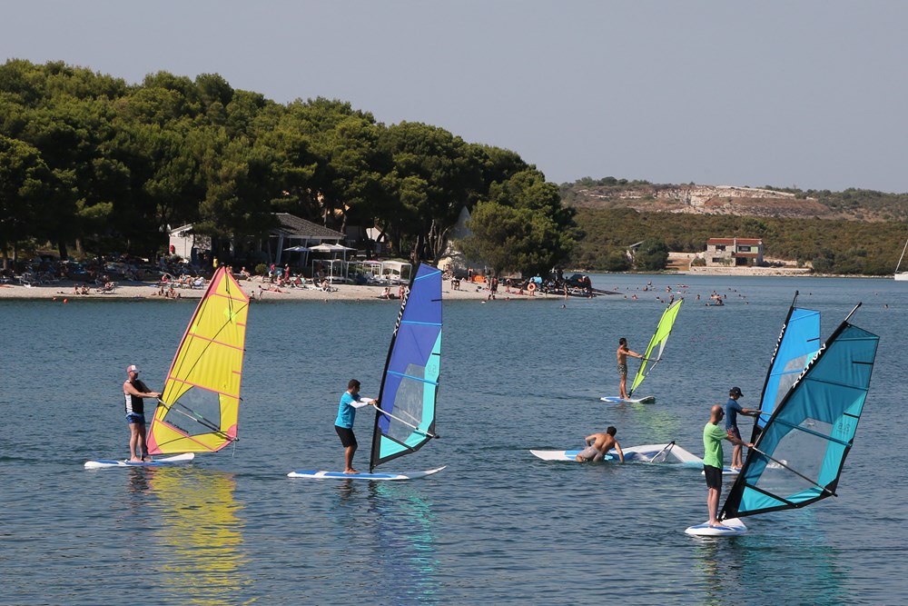 Surferi u Pomeru (foto CROPIX)