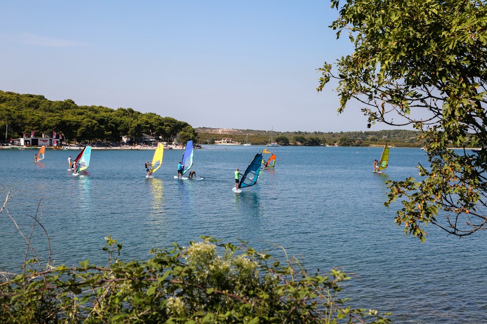 Surferi u Pomeru (foto CROPIX)