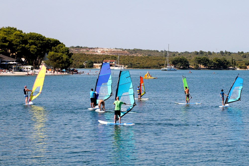 Surferi u Pomeru (foto CROPIX)