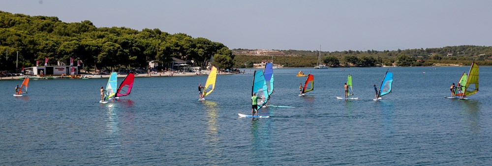 Surferi u Pomeru (foto CROPIX)