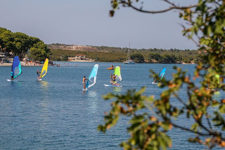 Surferi u Pomeru (foto CROPIX)