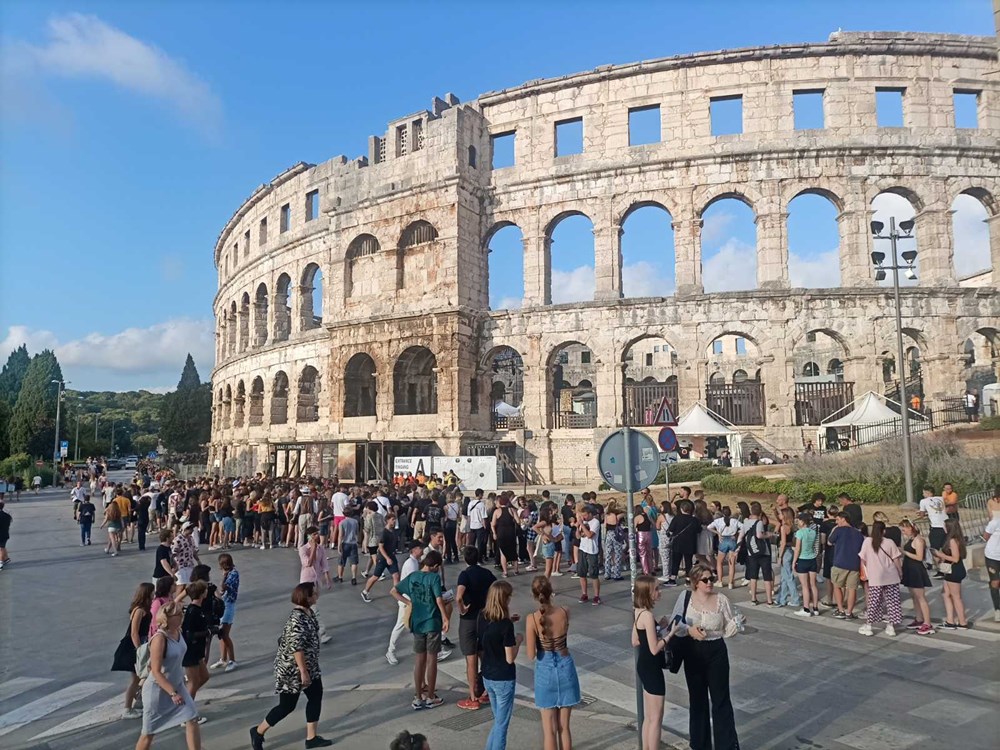Veliki redovi ispred Arene