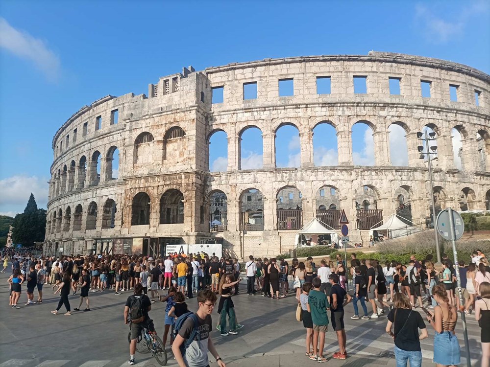 Veliki redovi ispred Arene
