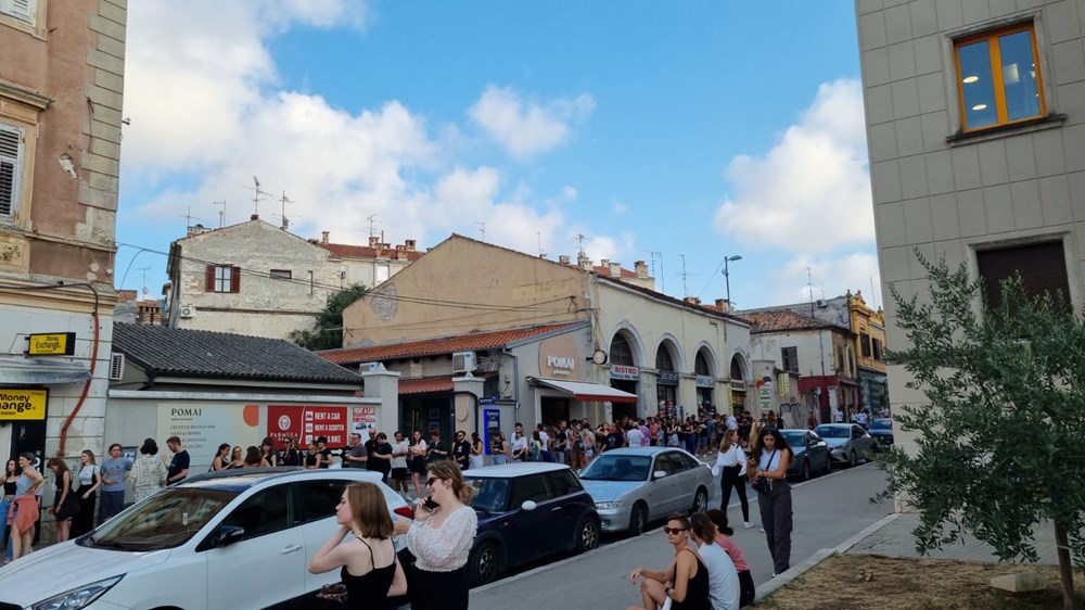 Veliki redovi ispred Arene