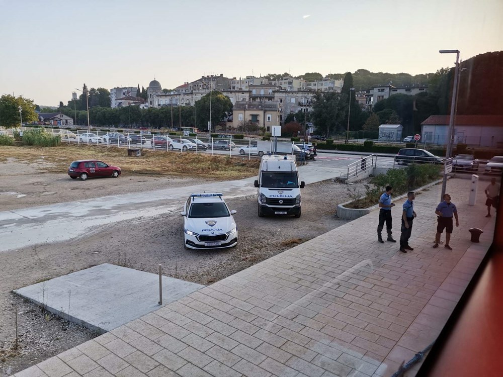 Policajci "češljaju" katamaran