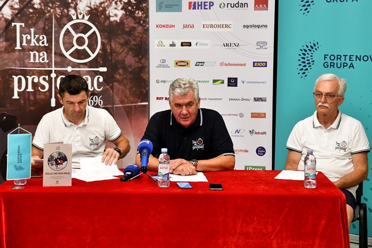 S današnje konferencije za novinare (Snimio Milivoj Mijošek)