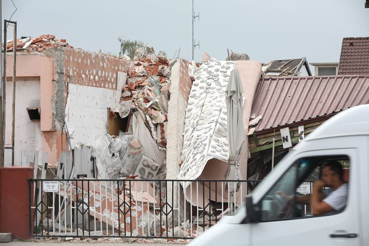 Dio zida nekadasnje zgrade hotela je uslijed radova pao na pečenjaru Kastel u kojoj srećom nisu bili zaposlenici (Foto: Ranko Šuvar / CROPIX)