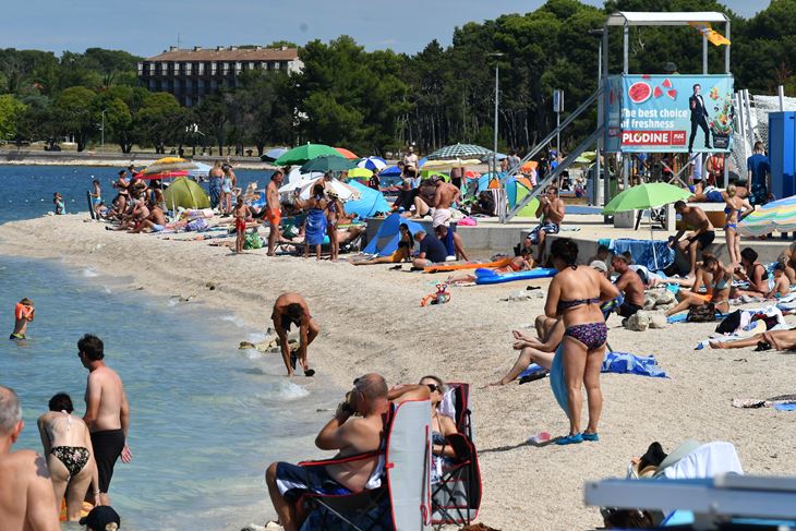 Plaža sa sadržajima svakodnevno privlači tisuće kupača (Snimio Milivoj Mijošek)