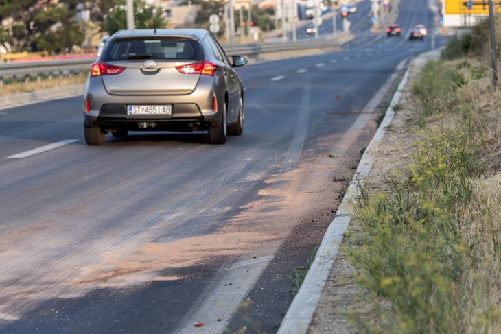 Mjesto sudara osobnog automobila i motocikla na brzoj cesti u Kastelima gdje je na mjestu dogadjaja smrtno stradao motociklist. Foto: Bozidar Vukicevic / CROPIX