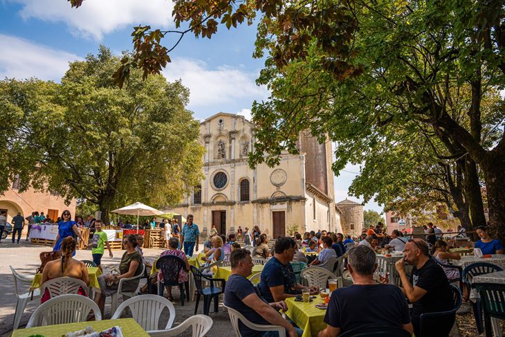 Ugodno poslijepodne na žminjskom placu (Foto: TZ Žminj)