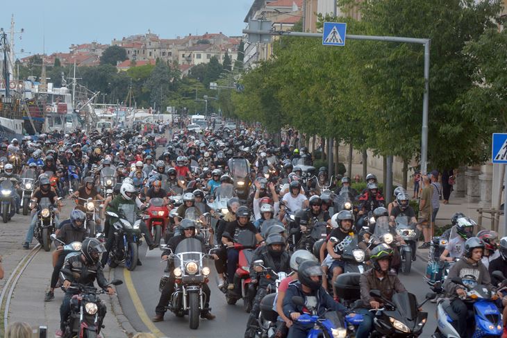 Tisuće bikera u defileu na pulskoj Rivi na Croatia Bike Weeku 2018. godine (Snimio Neven Lazarević / Arhiva)