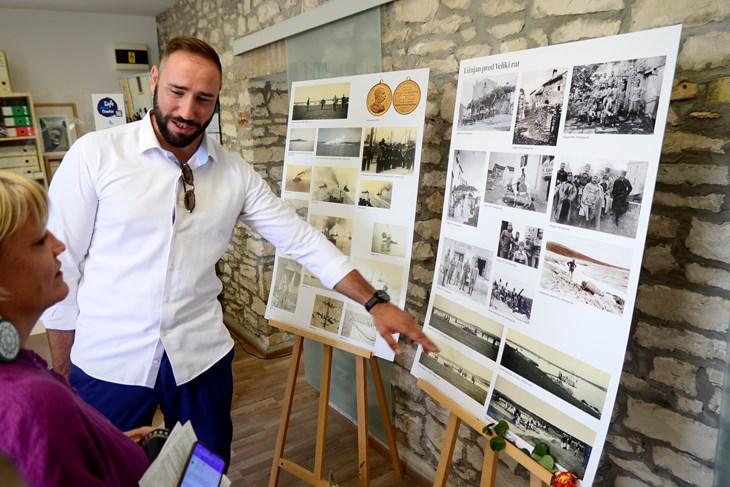 Marko Ravnić ispred panoa s povijesnim fotografijama (Snimio Dejan Štifanić)